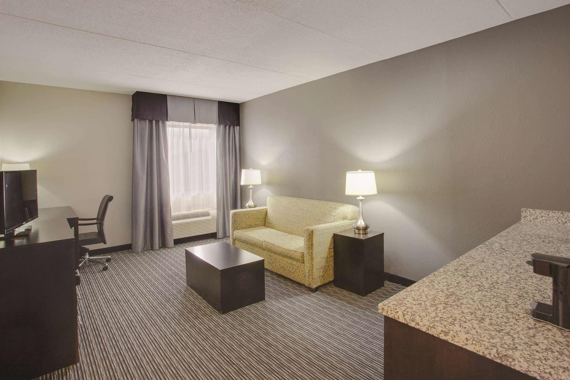 La Quinta Inn & Suites By Wyndham Detroit Metro Airport Romulus Dış mekan fotoğraf