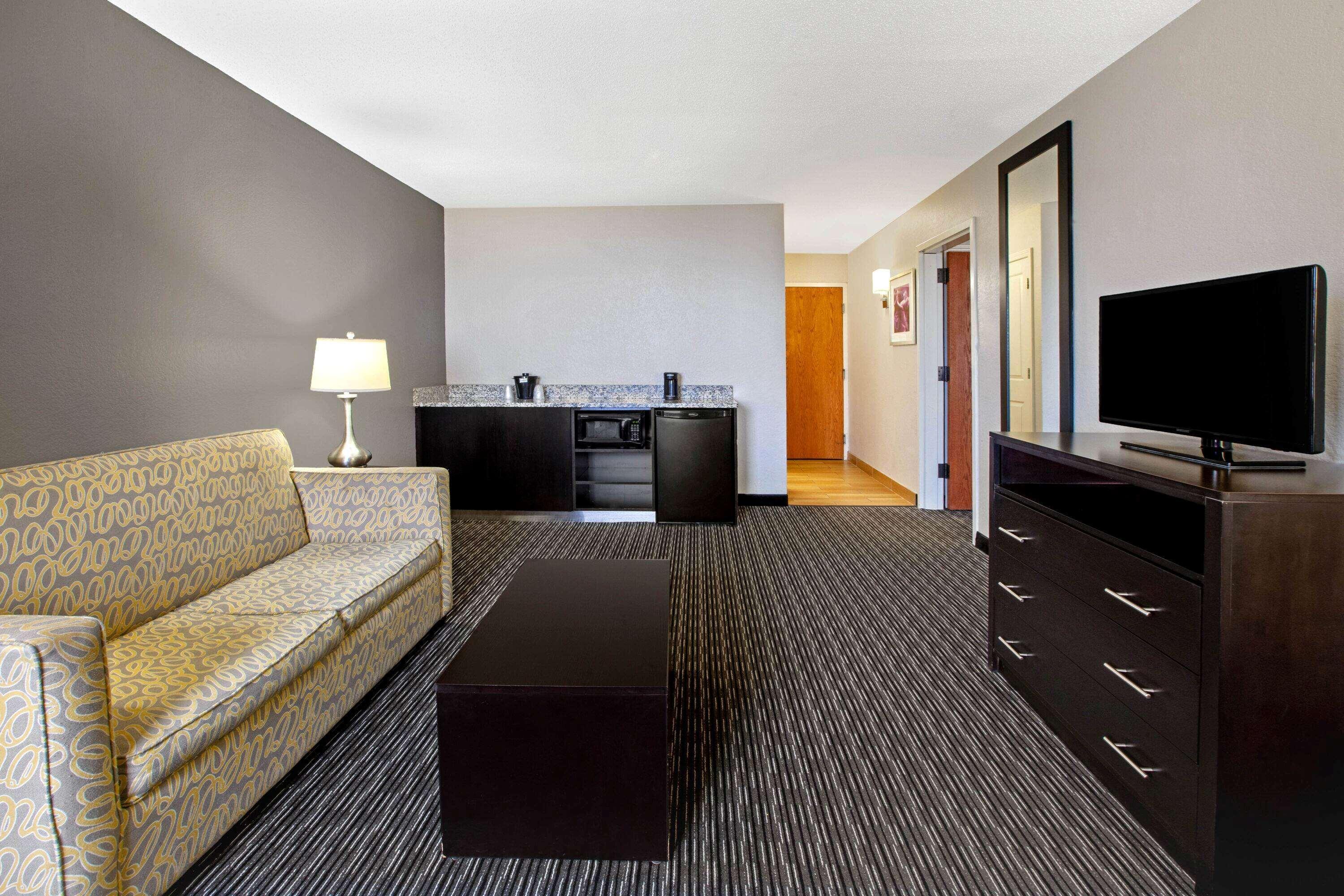 La Quinta Inn & Suites By Wyndham Detroit Metro Airport Romulus Dış mekan fotoğraf