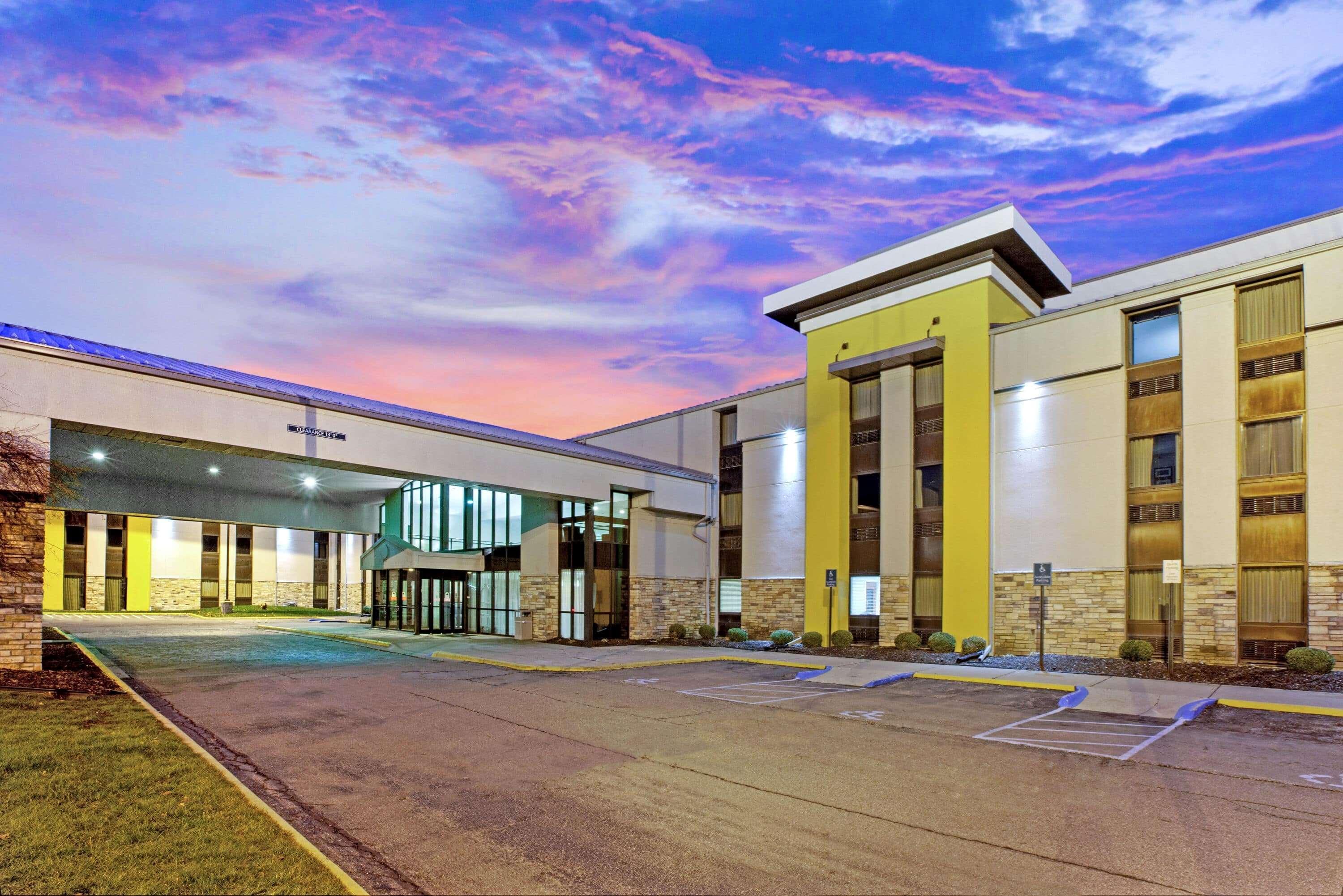 La Quinta Inn & Suites By Wyndham Detroit Metro Airport Romulus Dış mekan fotoğraf
